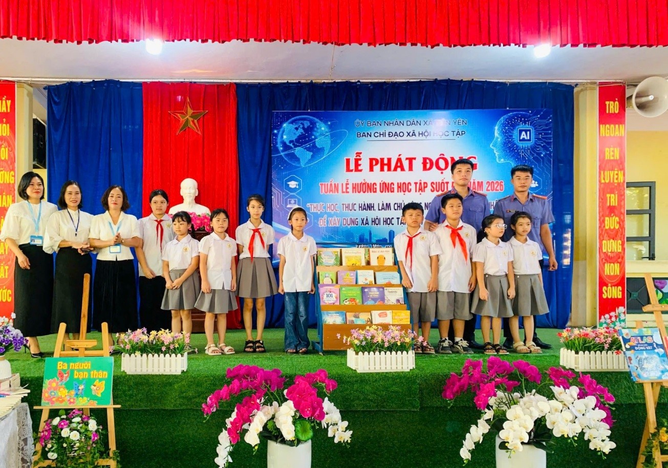 VKSND khu vực 4, TP Quảng Ninh tặng sách cho học sinh Tiên Yên