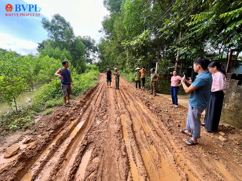 Bà con xã nông thôn mới hàng ngày đánh vật  với con đường đau khổ
