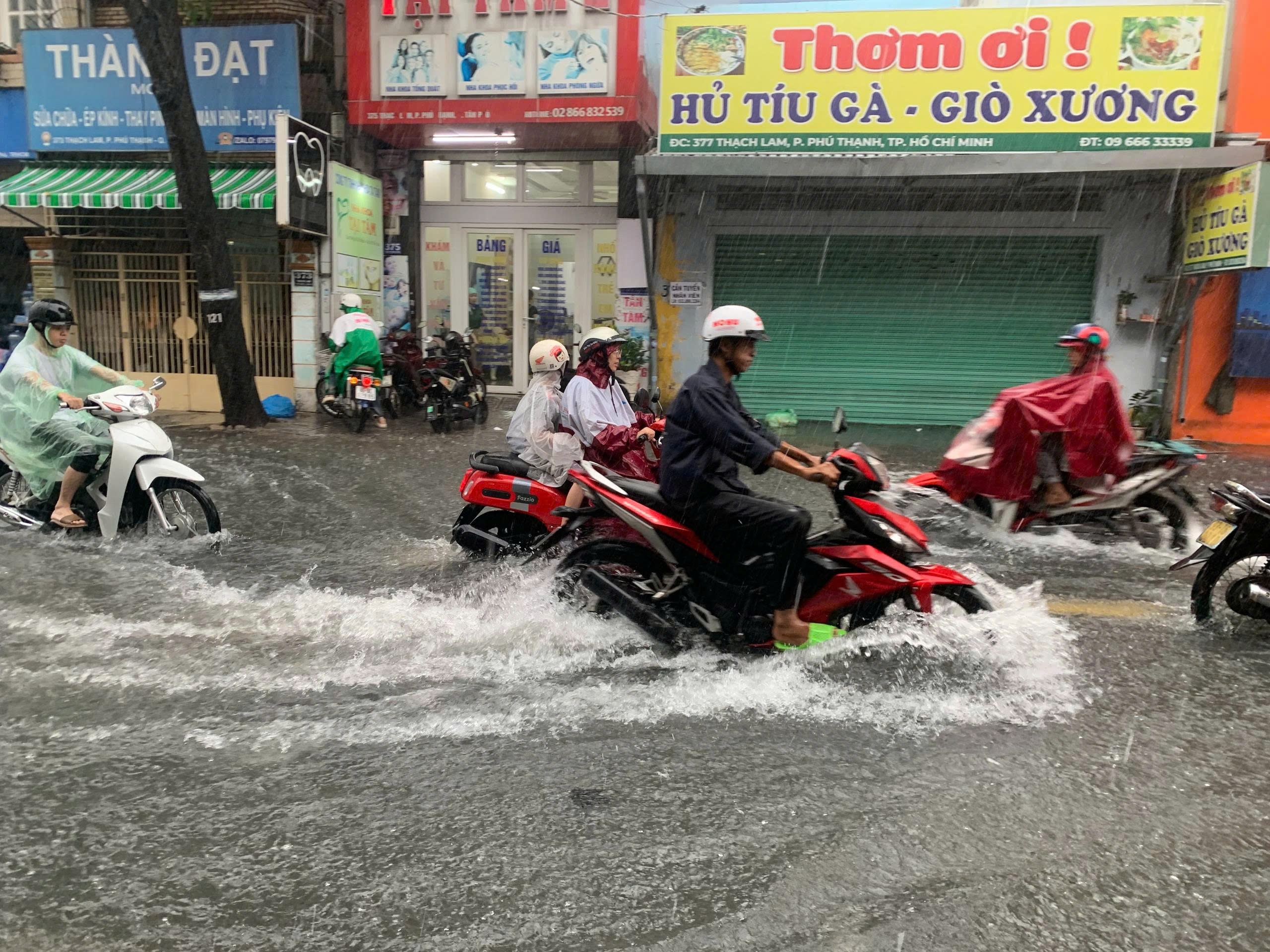 Mưa lớn hơn 1 giờ khiến nhiều tuyến đường ở TP Hồ Chí Minh ngập nước