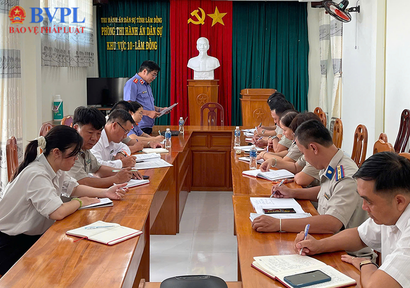 Trực tiếp kiểm sát tại Phòng Thi hành án dân sự khu vực 10, tỉnh Lâm Đồng