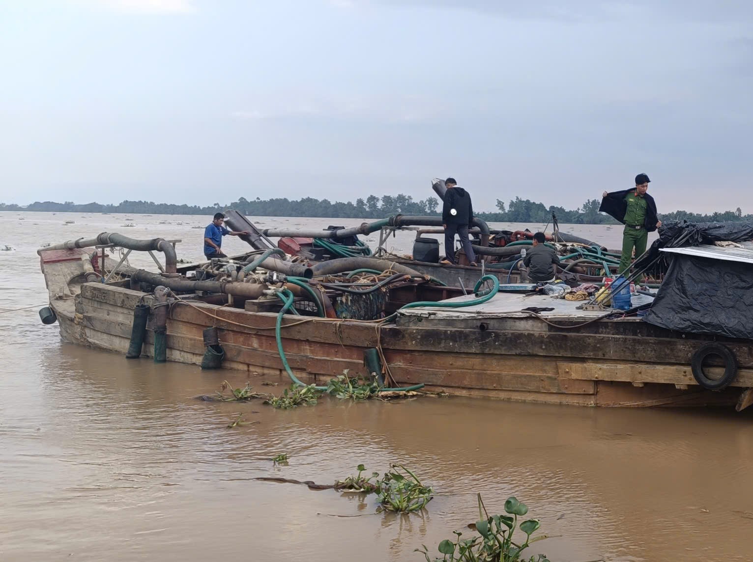Bắt quả tang 2 ghe gỗ khai thác cát trái phép trên tuyến Sông Hậu