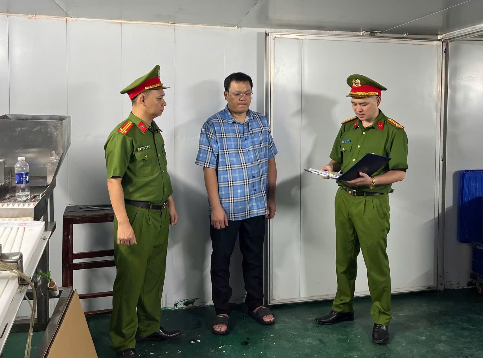 Triệt phá đường dây sản xuất hàng triệu lọ C sủi giả