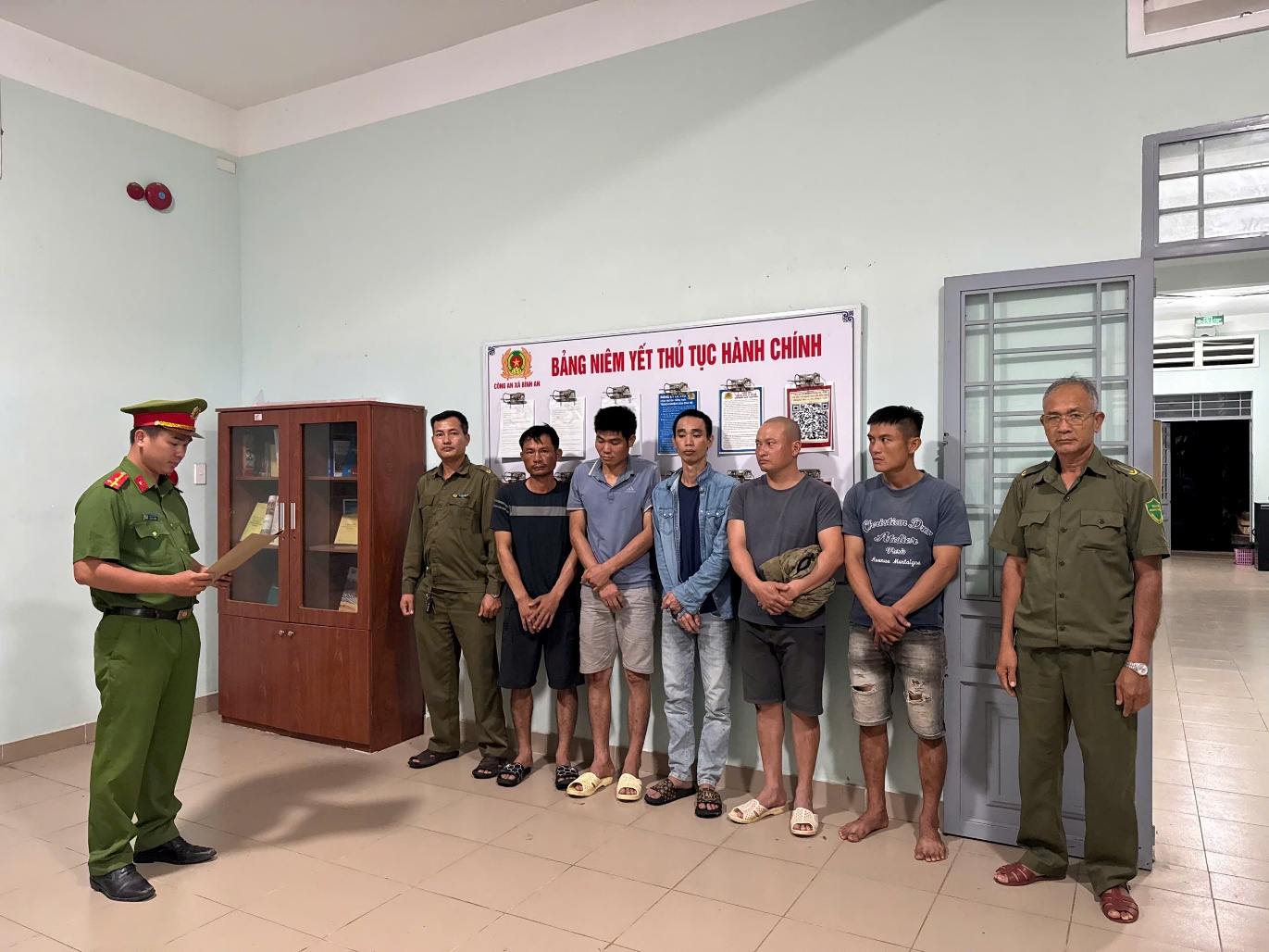 Tạm giữ hình sự 5 đối tượng mua bán, sử dụng trái phép ma túy