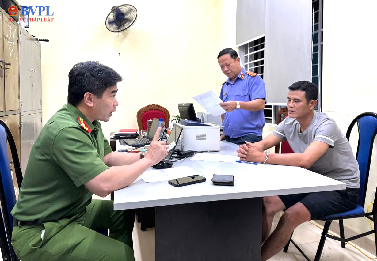 Kiểm sát lấy lời khai đối tượng dùng dao đâm chết người tại cảng Tà Hộc, tỉnh Sơn La