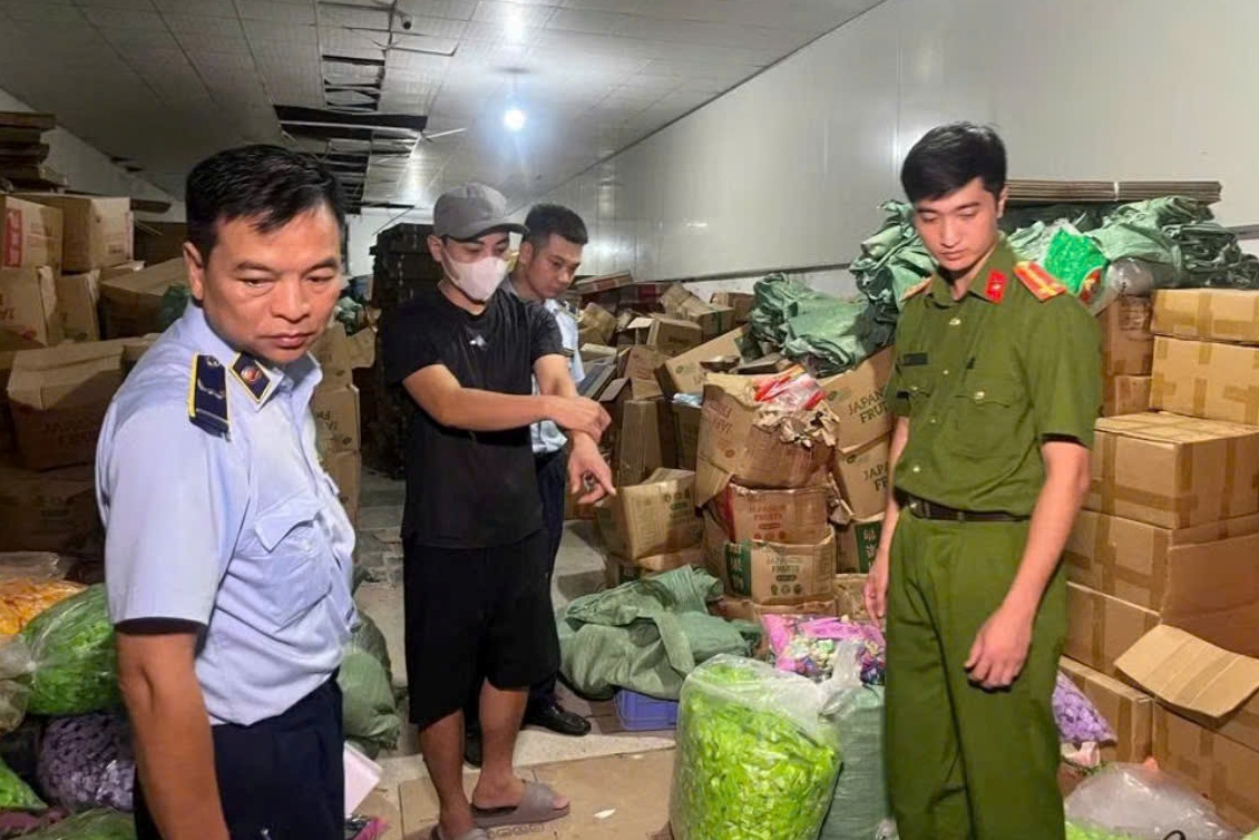 Phê chuẩn khởi tố đối tượng sản xuất, buôn bán 19,3 tấn bánh, kẹo giả