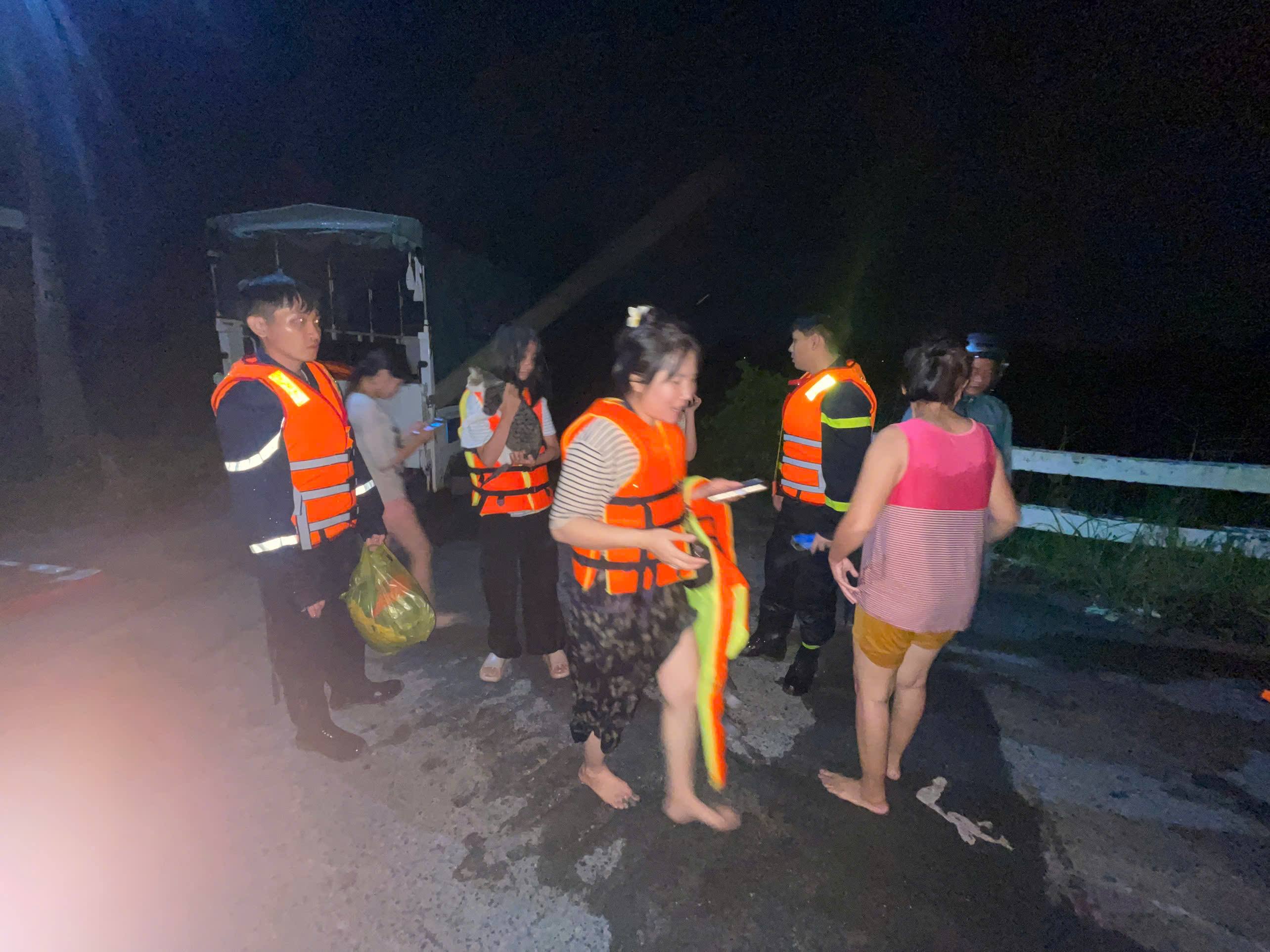 Cảnh sát kịp thời cứu 12 người mắc kẹt trong đêm lũ tại công trình Suối Cái