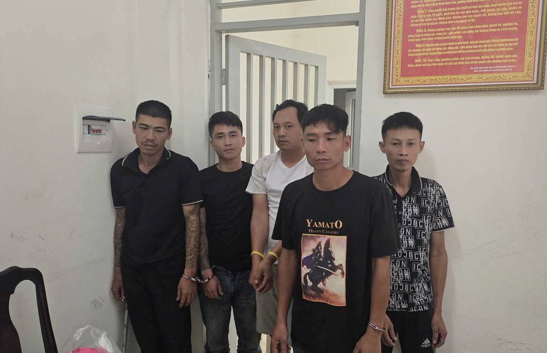 Bắt giữ 5 đối tượng liên quan đến ma túy cạnh Bệnh viện K Tân Triều
