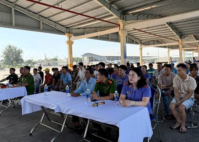 Chi đoàn VKSND khu vực 2, TP Đà Nẵng tuyên truyền pháp luật cho ngư dân, tiểu thương