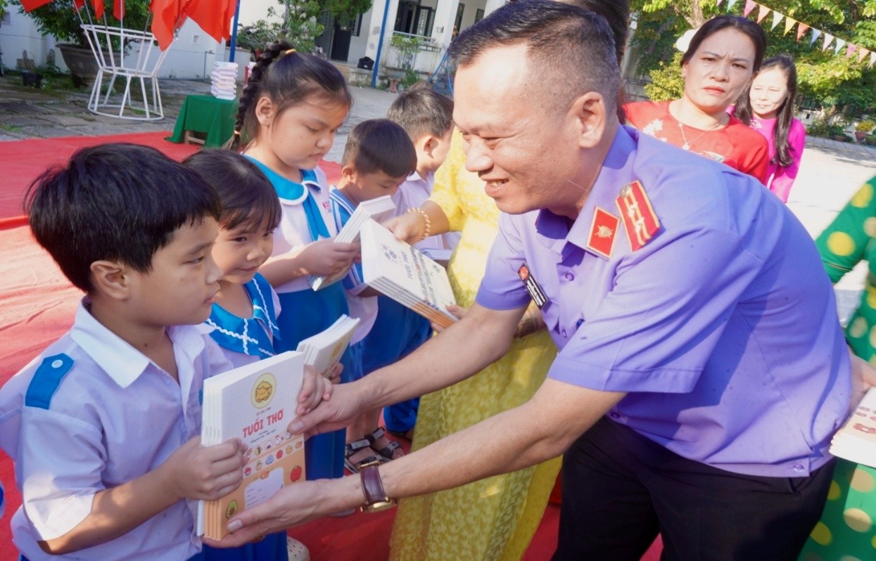 VKSND khu vực 3 tuyên truyền quyền trẻ em, trao học bổng cho học sinh khó khăn