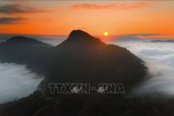 Bình minh tuyệt đẹp trên biển mây Tằng Quái
