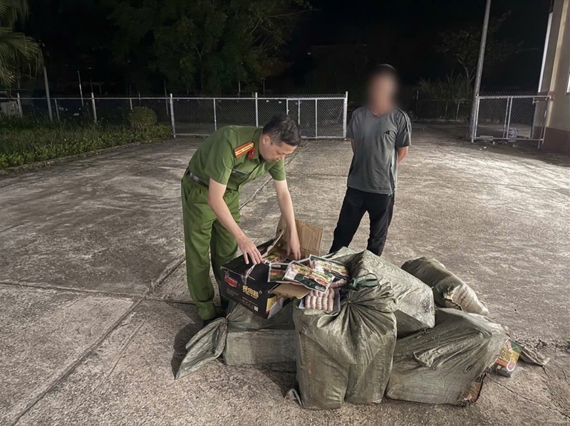 Phát hiện người đàn ông vận chuyển 176,4kg xúc xích không rõ nguồn gốc