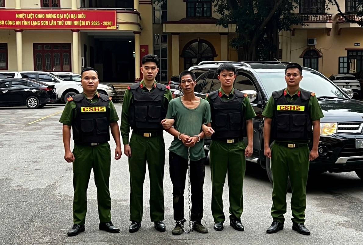 Bắt đối tượng truy nã đặc biệt nguy hiểm, thu giữ súng quân dụng và 12 viên đạn AK