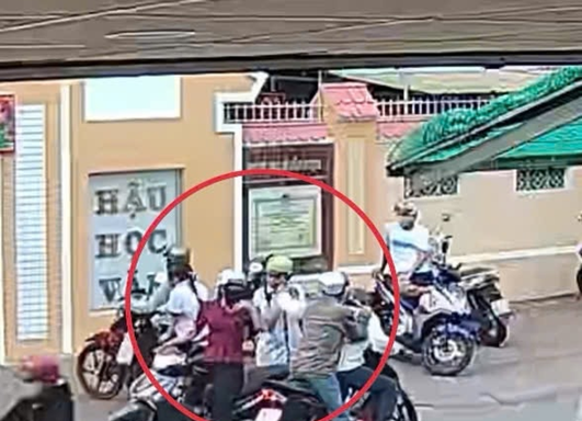Khởi tố, bắt tạm giam 2 bị can cướp giật tài sản trước cổng trường