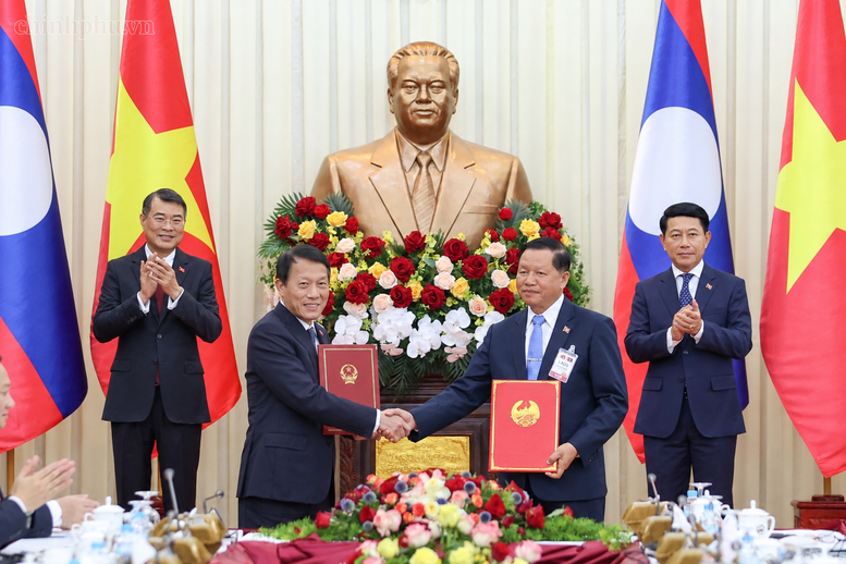 Việt Nam, Lào trao đổi 11 văn kiện hợp tác quan trọng