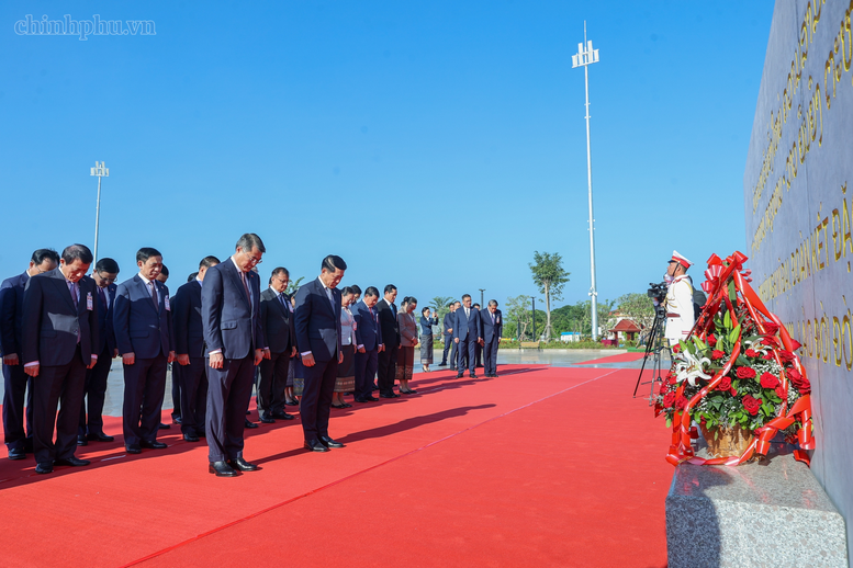 Hai Thủ tướng Việt Nam, Lào dâng hoa tưởng niệm Chủ tịch Hồ Chí Minh, Chủ tịch Kaysone Phomvihane, Chủ tịch Souphanouvong