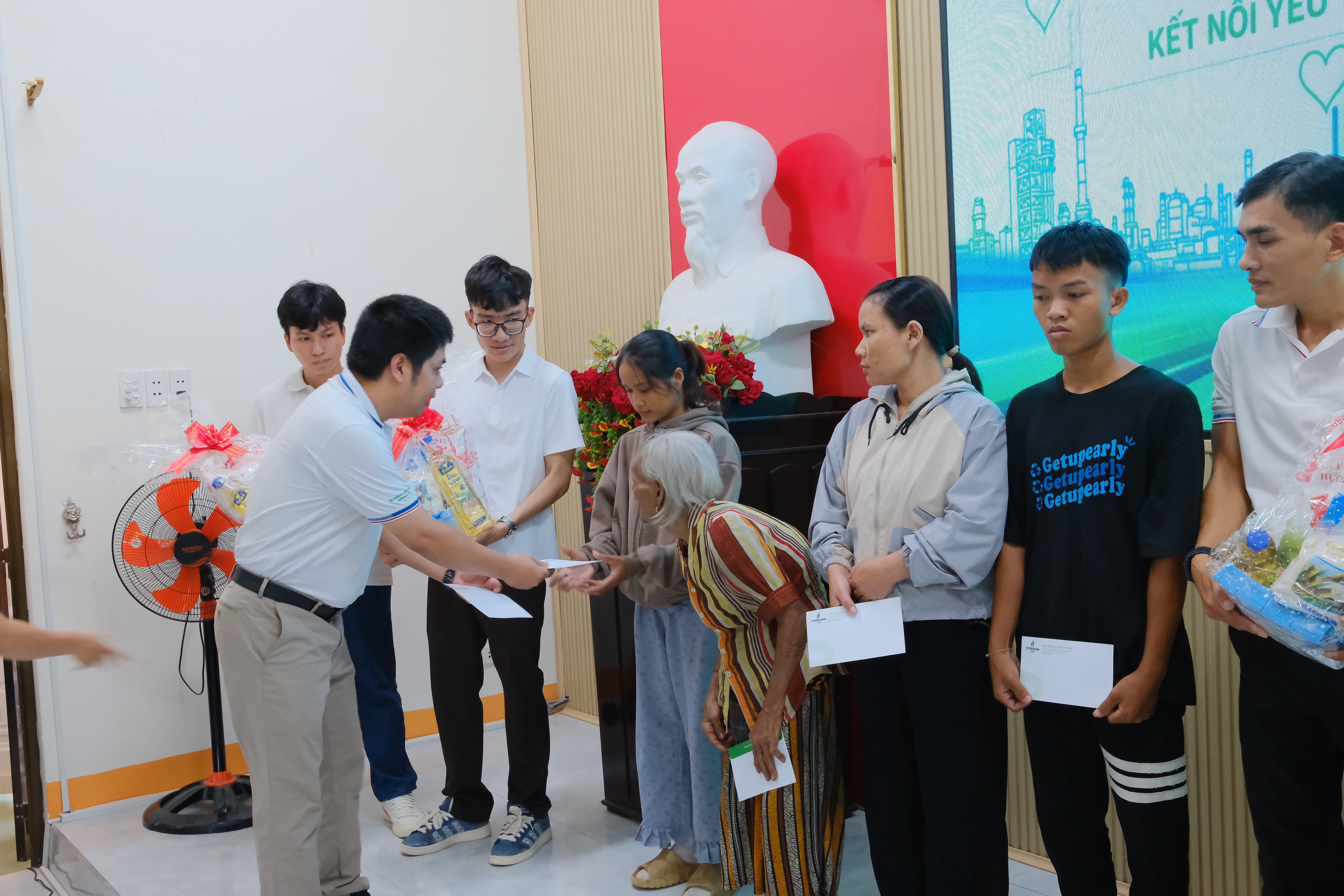 BSR trao quà hỗ trợ 15 hộ khó khăn tại xã Sơn Tây, tỉnh Quảng Ngãi