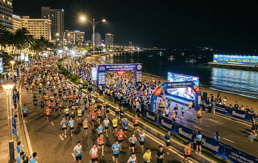 Hơn 4 000 vận động viên tham gia giải chạy đêm Nha Trang Night Run Sanest