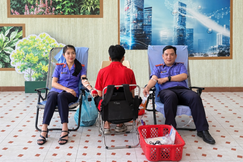 Công chức VKSND khu vực 1, tỉnh Vĩnh Long tham gia hiến máu tình nguyện