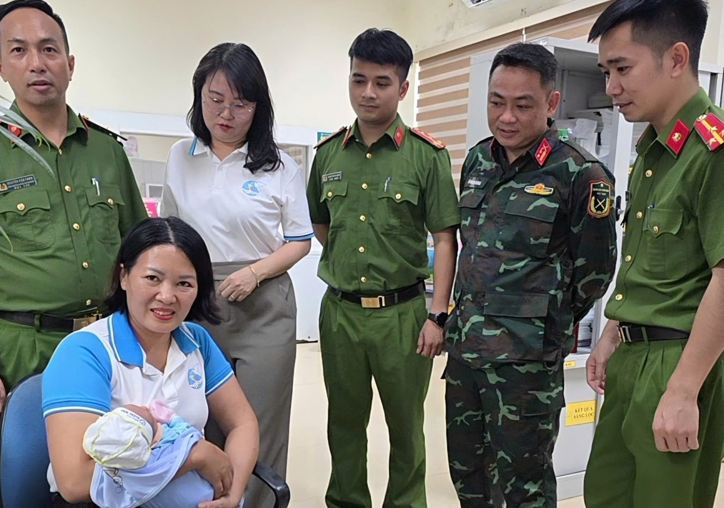 Phát hiện bé trai sơ sinh bị bỏ rơi tại phường Tuần Châu, Quảng Ninh