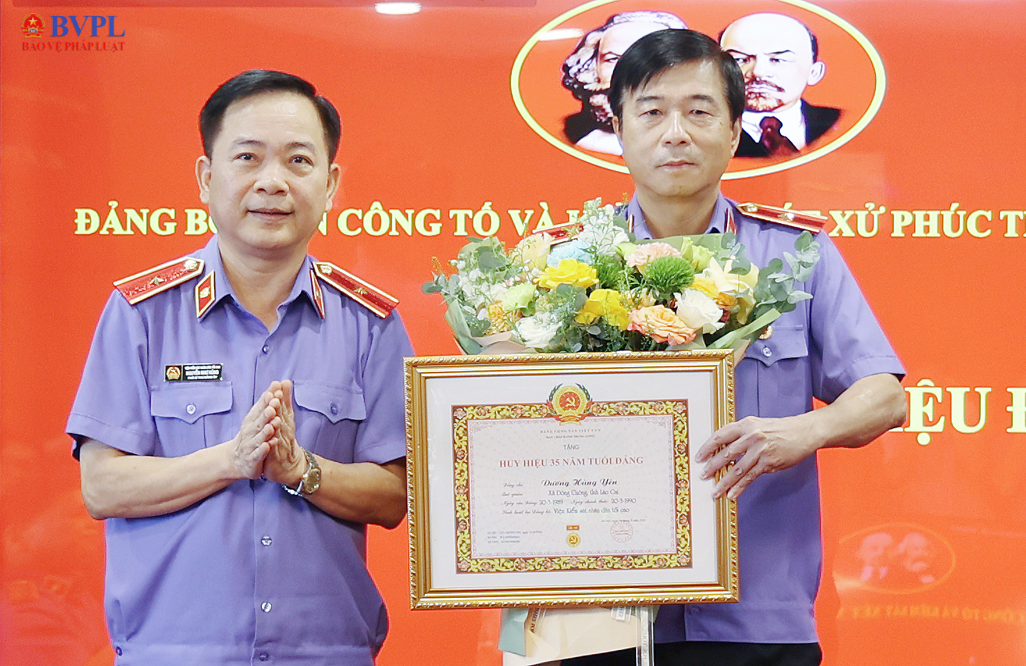 Trao Huy hiệu 35 năm tuổi Đảng tặng Đảng viên thuộc Đảng bộ Viện Phúc thẩm 1