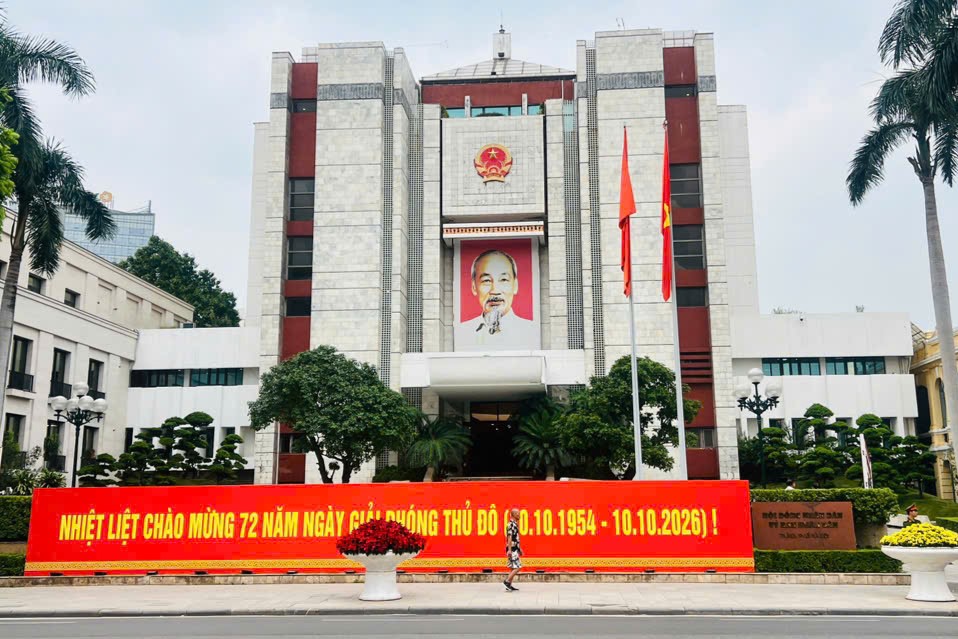 Hà Nội rực rỡ cờ hoa, người dân hân hoan chào mừng Ngày Giải phóng Thủ đô