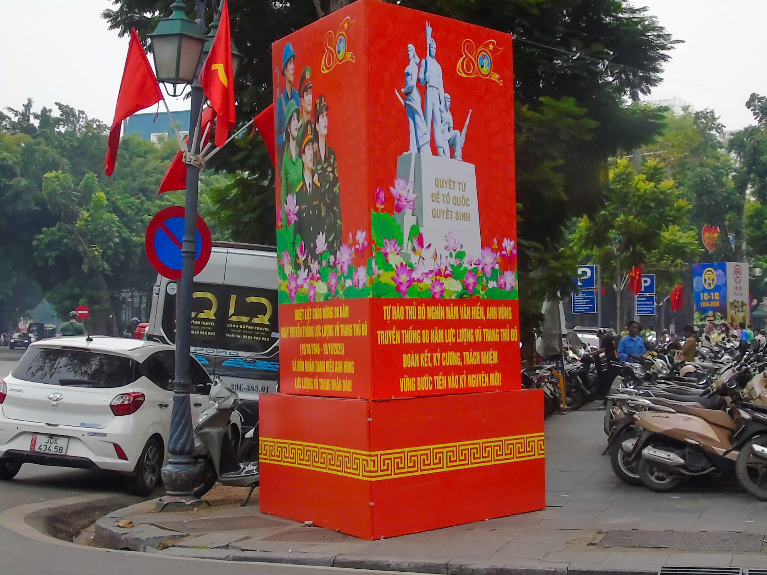 Hà Nội rực rỡ cờ hoa, người dân hân hoan chào mừng Ngày Giải phóng Thủ đô