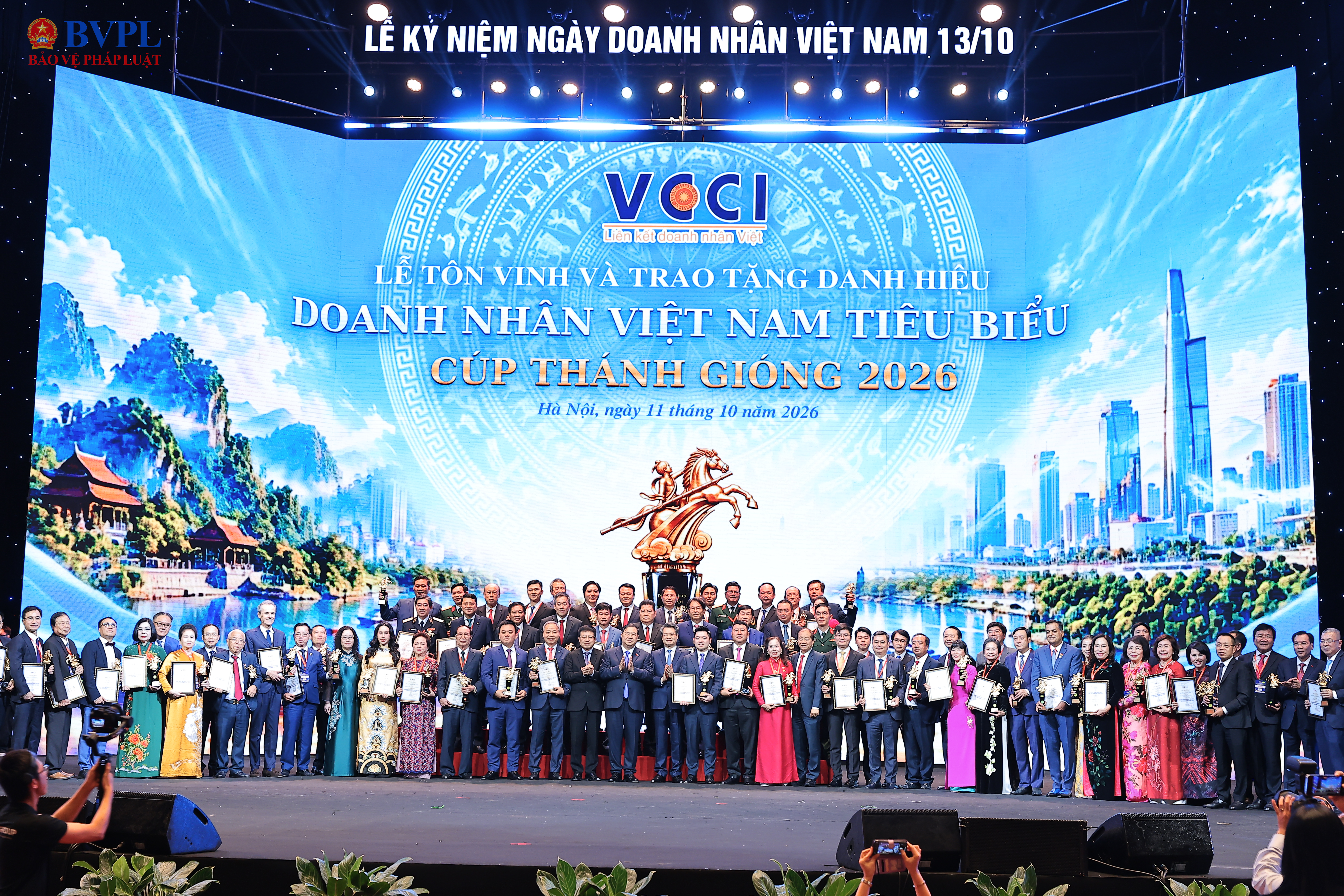 Vinh danh 100 doanh nhân tiêu biểu, khơi khát vọng vươn tầm doanh nghiệp Việt