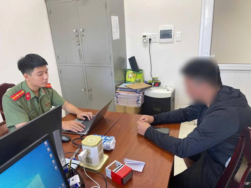 Phạt tiền người đàn ông dán quảng cáo trái phép lên cột điện