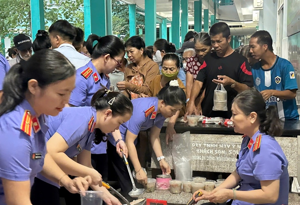 VKSND khu vực 10, TP Đà Nẵng lan tỏa yêu thương qua chương trình bát cháo tình thương