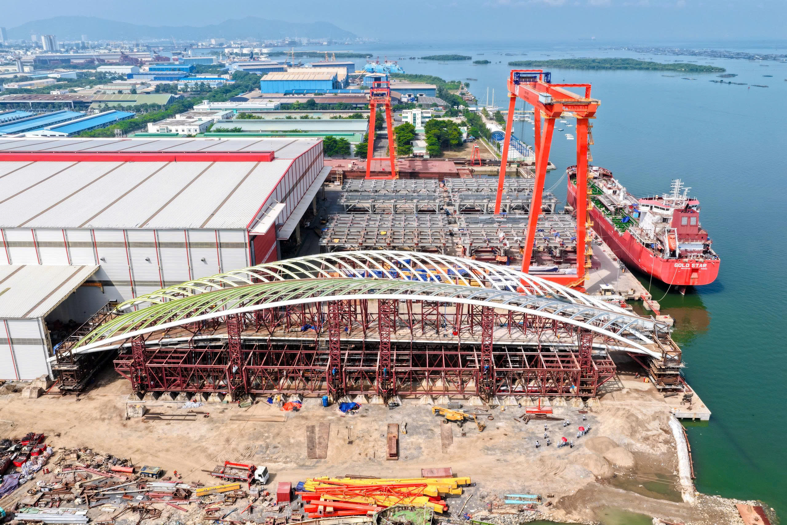 Cầu đi bộ qua sông Sài Gòn thử tải thành công, tiến gần đến giai đoạn hợp long