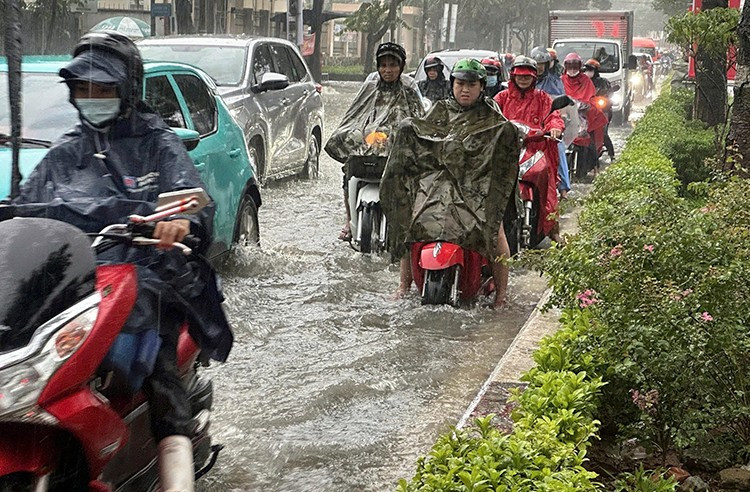 Miền Trung mưa lớn cục bộ, cảnh báo lũ quét, sạt lở