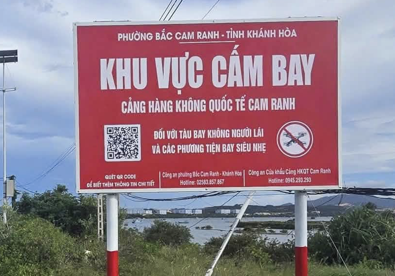 Lắp đặt biển báo khu vực cấm bay thuộc vành đai sân bay Cam Ranh