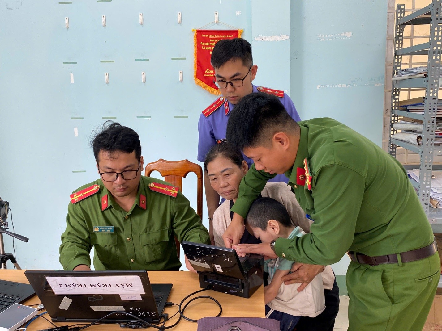 VKSND khu vực 10, tỉnh Quảng Ngãi hỗ trợ người yếu thế làm căn cước