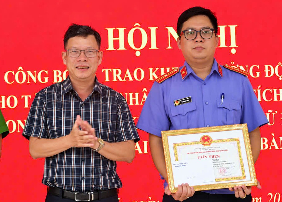 Kiểm sát viên được khen thưởng vì thành tích phối hợp làm rõ vụ trộm vàng tại Quảng Ngãi
