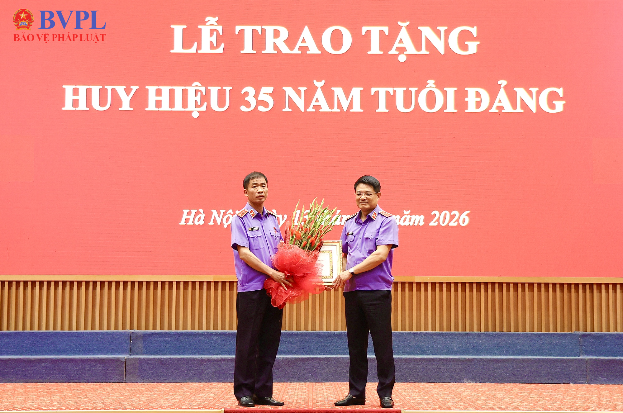 Trao Huy hiệu 35 năm tuổi Đảng tặng đồng chí Nguyễn Duy Giảng, Phó Viện trưởng VKSND tối cao