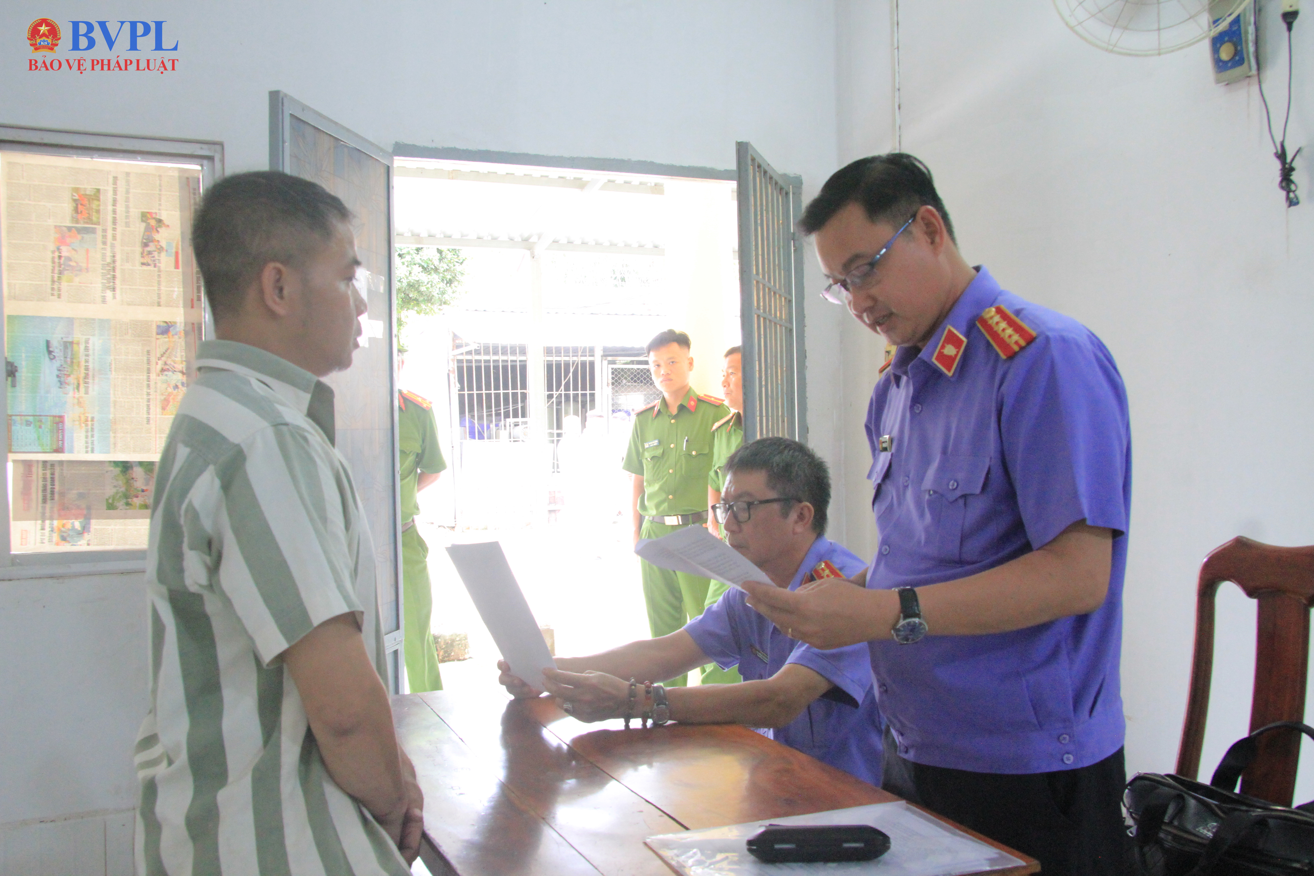 VKSND tối cao Tống đạt Quyết định tạm đình chỉ chấp hành án phạt tù, trả tự do cho bị án