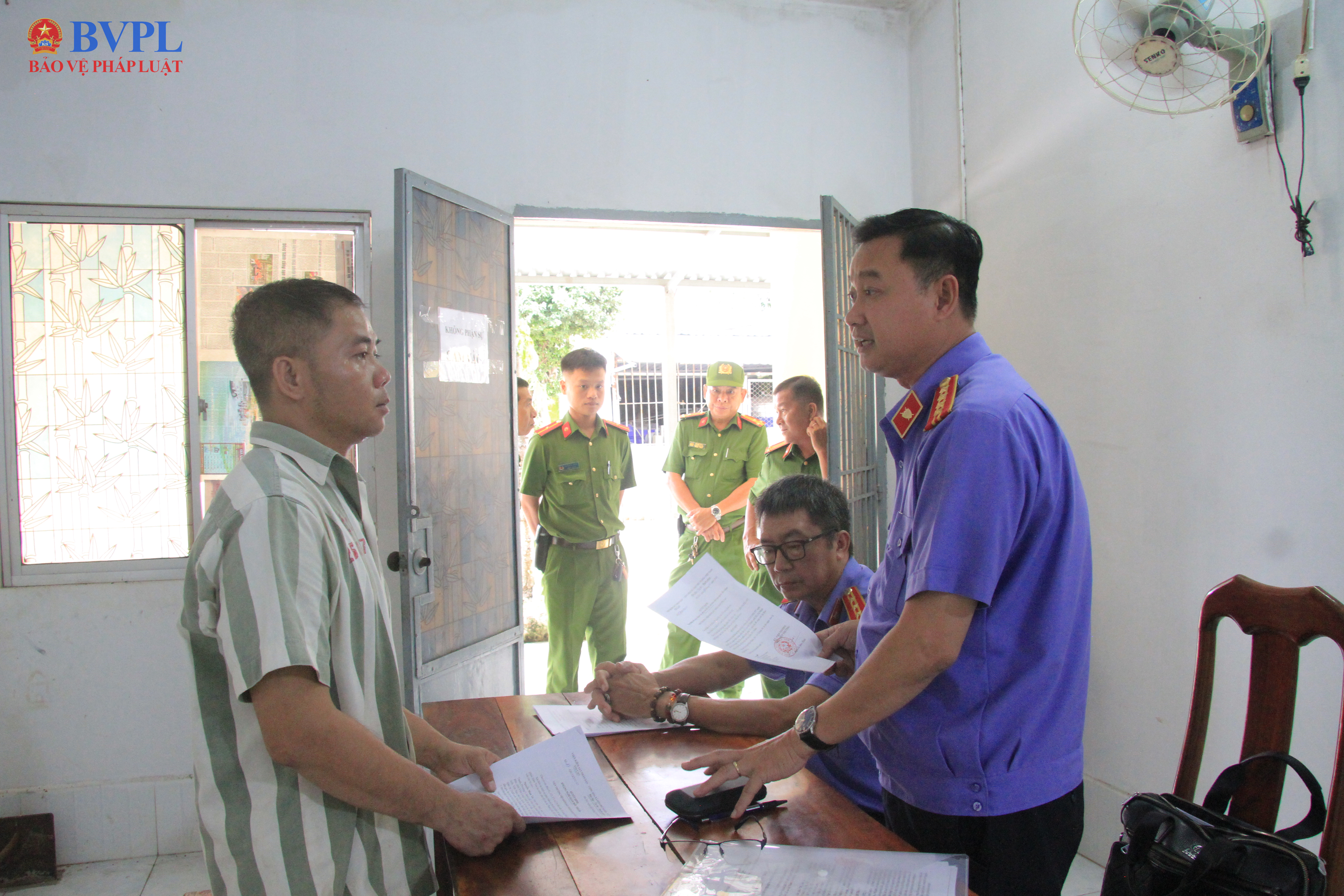 VKSND tối cao Tống đạt Quyết định tạm đình chỉ chấp hành án phạt tù, trả tự do cho bị án