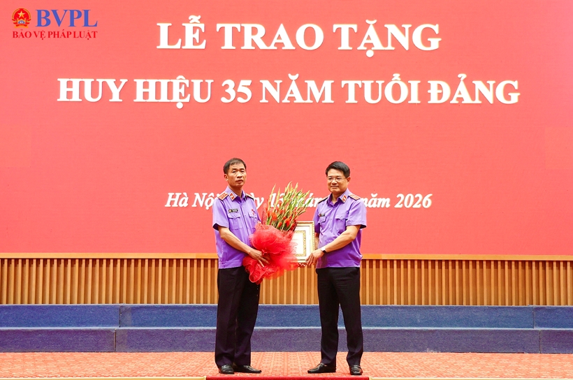 Trao Huy hiệu 35 năm tuổi Đảng tặng đồng chí Nguyễn Duy Giảng, Phó Viện trưởng VKSND tối cao