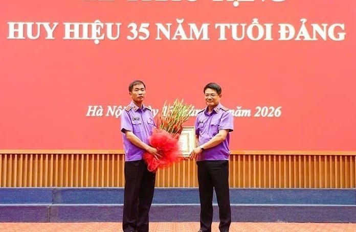 Trao tặng Huy hiệu 35 năm tuổi Đảng cho Phó Viện trưởng VKSND tối cao