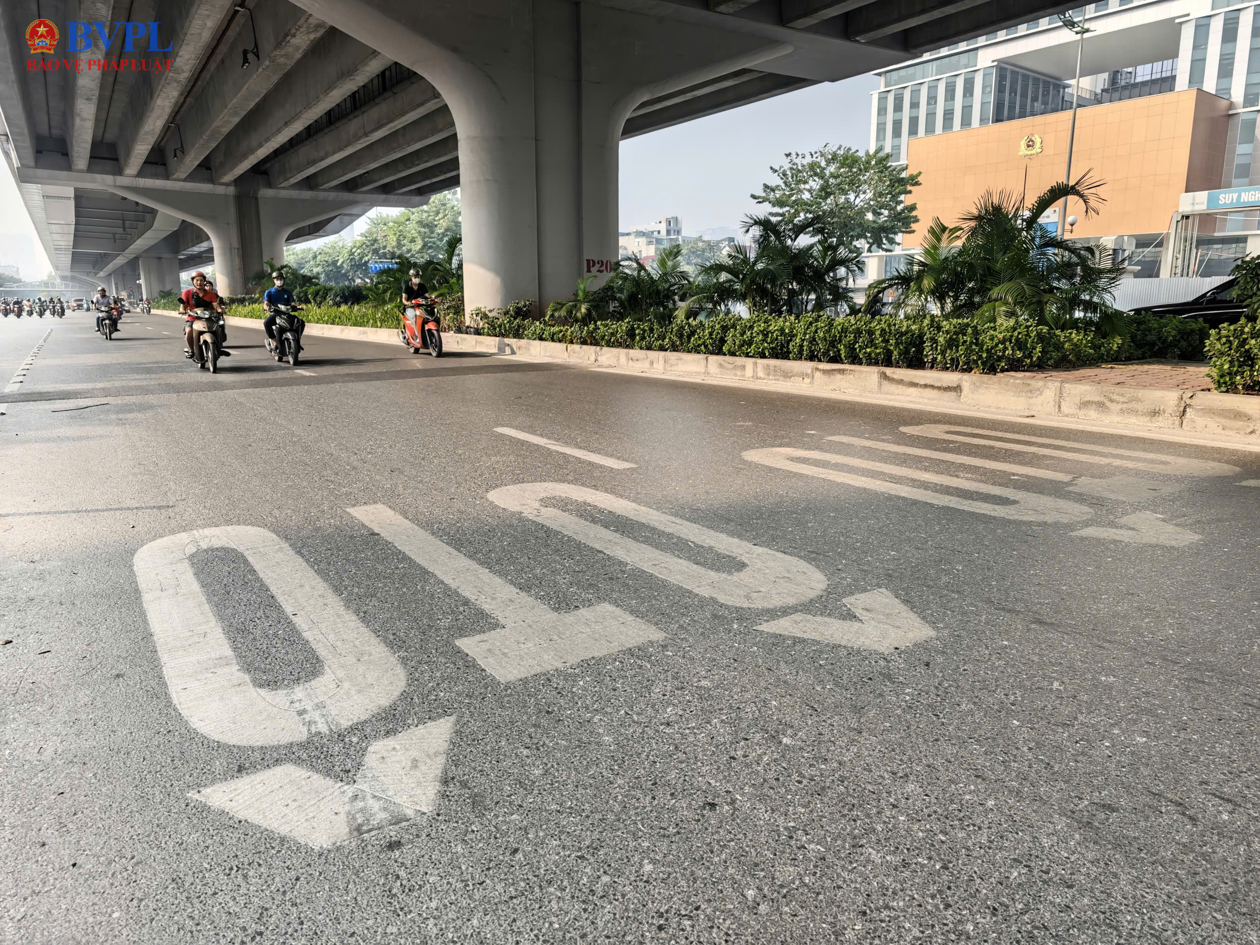 Phớt lờ biển phân làn, nhiều xe máy vẫn đi vào làn ô tô ở Hà Nội