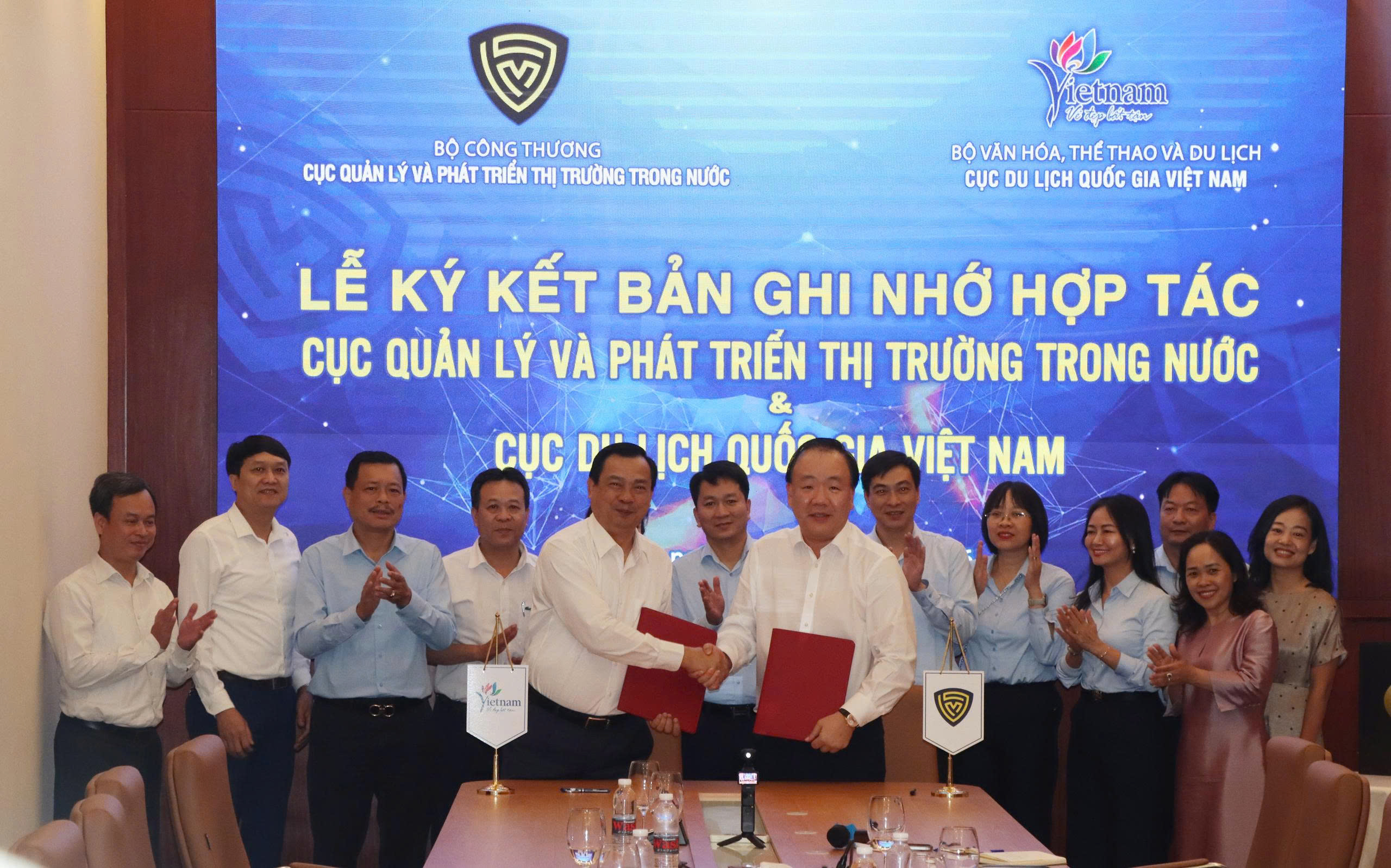 Phát triển du lịch mua sắm, mở rộng đầu ra cho hàng Việt