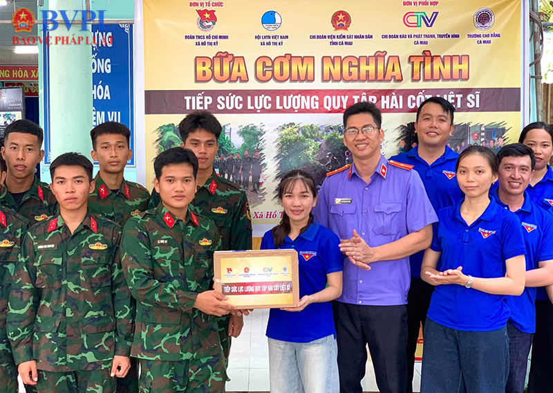 Tuổi trẻ VKSND tỉnh Cà Mau trao “Bữa cơm nghĩa tình” đến lực lượng quy tập hài cốt liệt sĩ