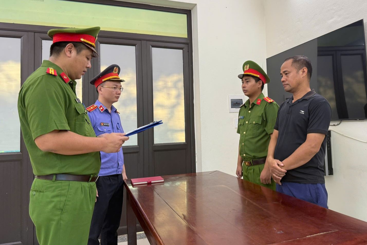 Dùng thịt lợn nhiễm bệnh để chế biến thành thịt sấy, lạp sườn