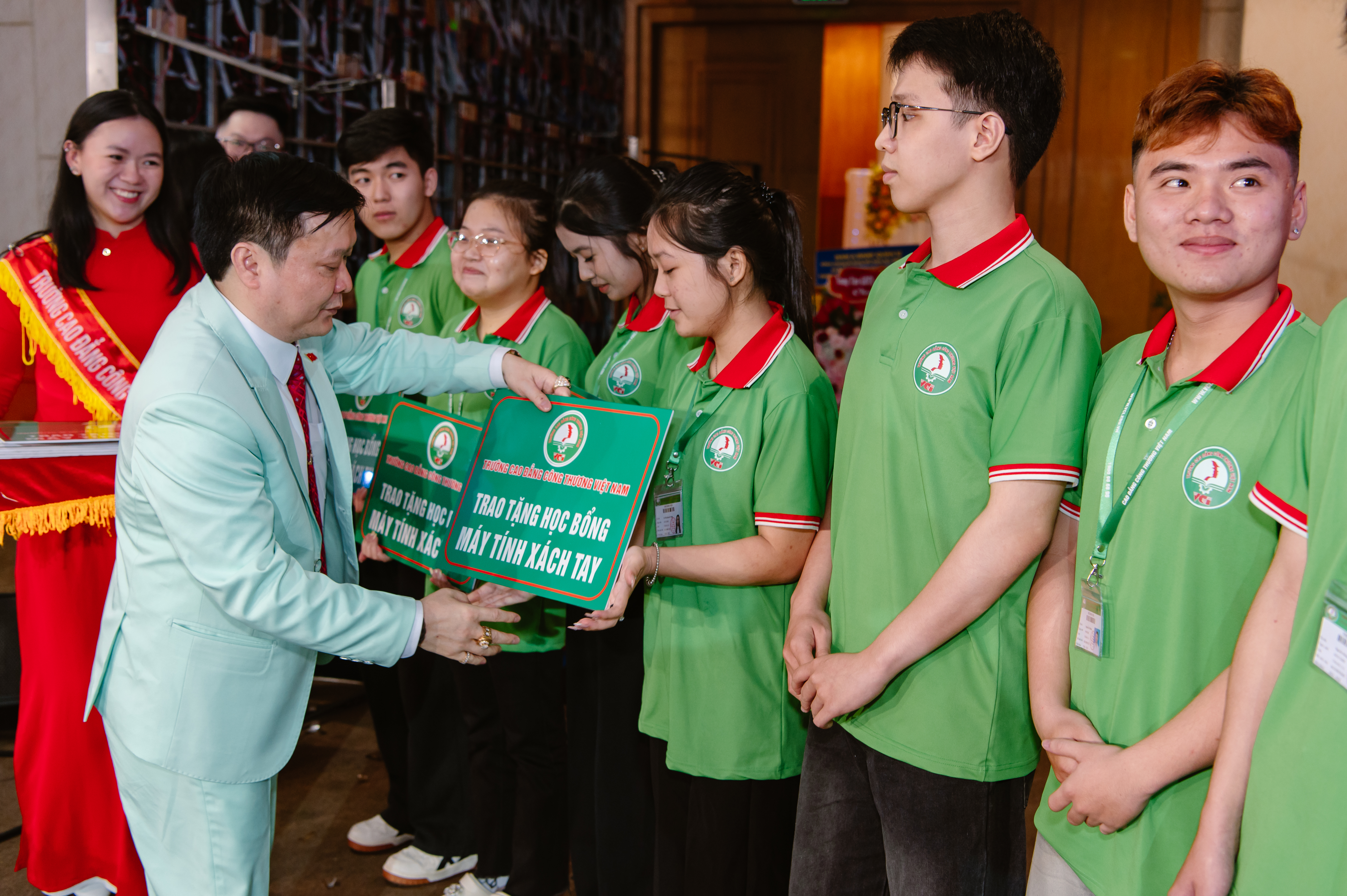 Trường Cao đẳng Công thương Việt Nam trao tặng 1 000 máy tính xách tay cho tân sinh viên