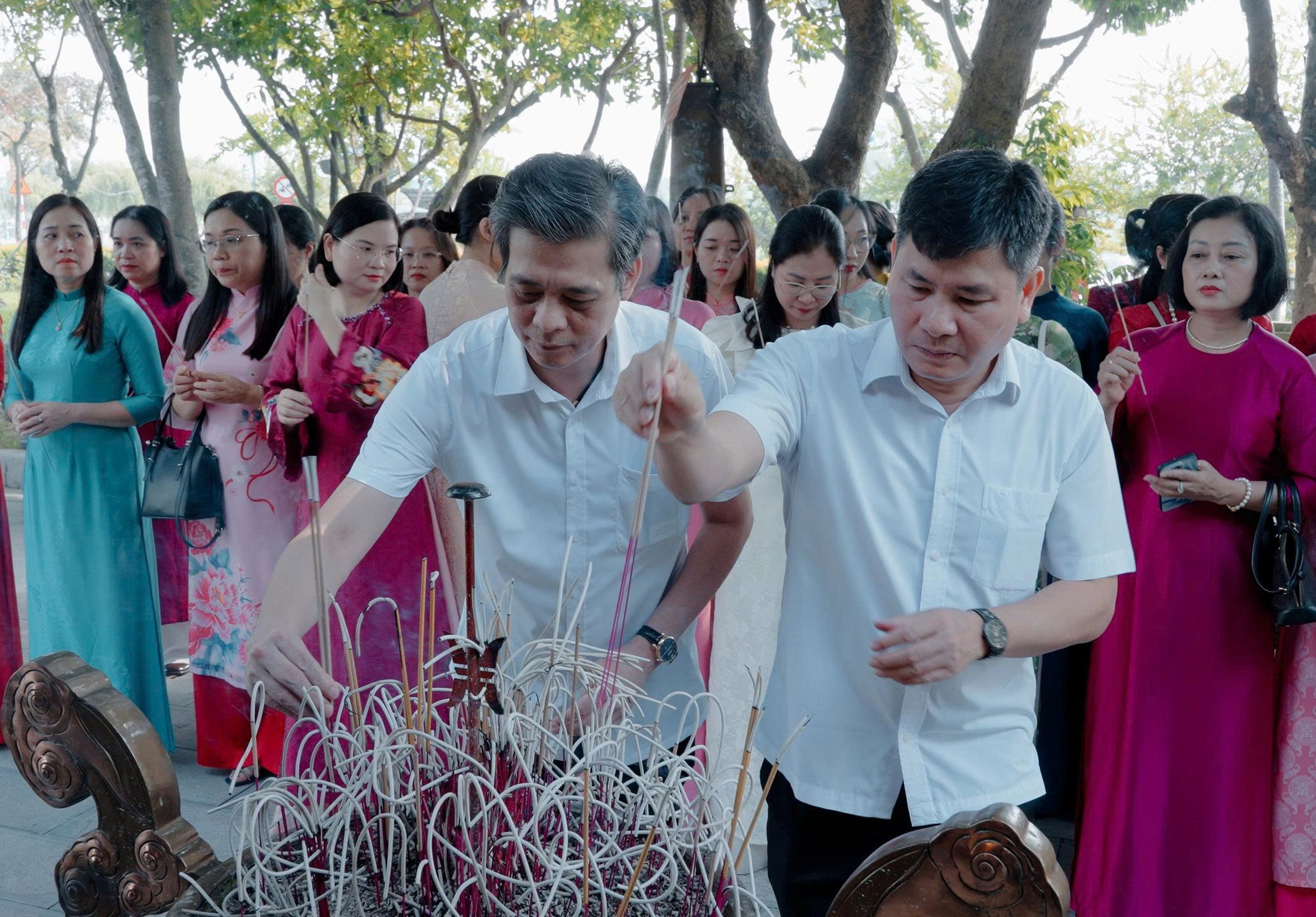 VKSND tỉnh Ninh Bình dâng hương tưởng niệm 10 nữ dân quân pháo phòng không Lam Hạ