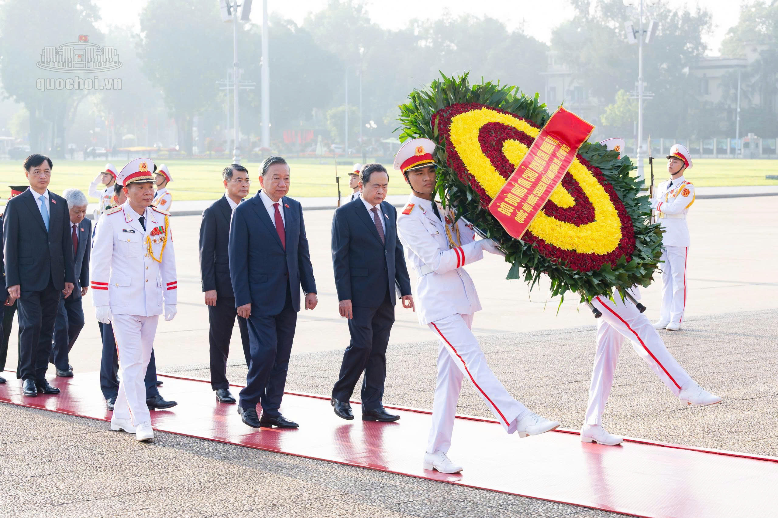 Lãnh đạo Đảng, Nhà nước và các đại biểu Quốc hội vào Lăng viếng Chủ tịch Hồ Chí Minh trước Kỳ họp thứ 2