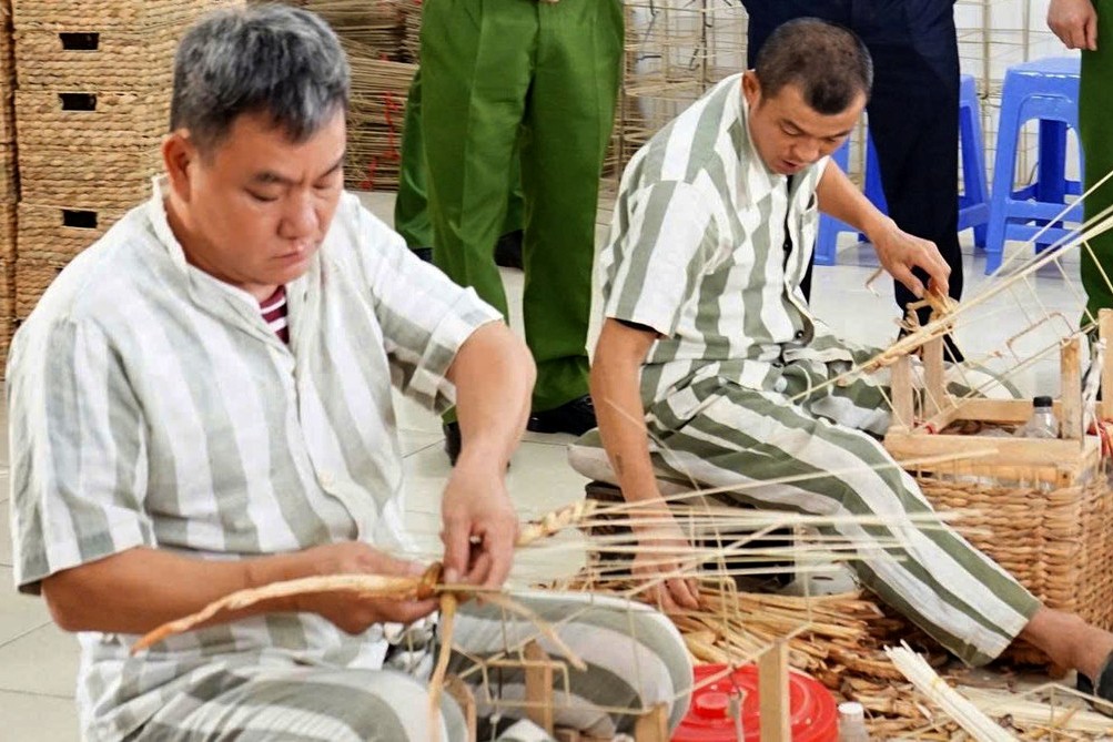 Đang chấp hành án 15 năm tù về tội Giết người , tiếp tục bị truy tố cùng tội danh