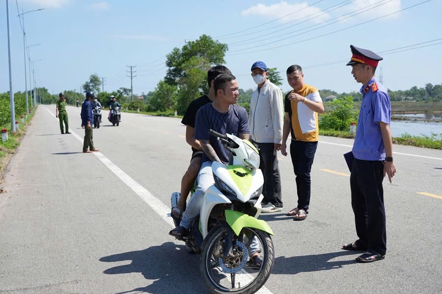 Bắt hai đối tượng cướp giật điện thoại của du khách nước ngoài tại Huế