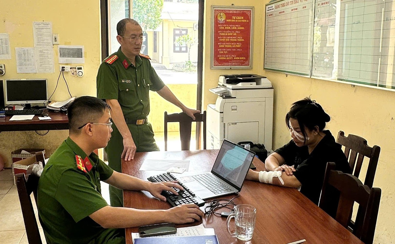 Người phụ nữ giật thẻ, bẻ gậy của lực lượng bảo vệ an ninh cơ sở