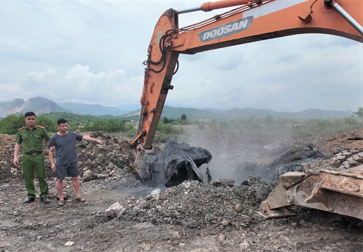 Phê chuẩn khởi tố hai bị can trong vụ chôn lấp khoảng 300 tấn chất thải